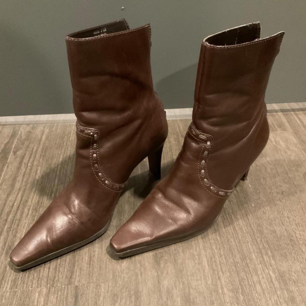 pointed toe boot